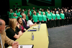 Buruaga entrega la insignia `C` cultural de Cantabria a la Coral de Torrelavega, una "institución de leyenda"