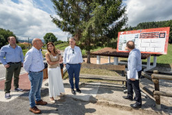 Buruaga inaugura el nuevo itinerario peatonal entre Treto y Coz de Monte, en Bárcena de Cicero