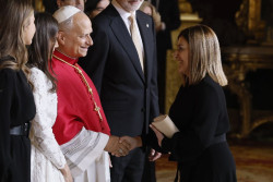 Buruaga invita al Papa a visitar Cantabria y hablan de sus or&iacute;genes familiares en Isla
