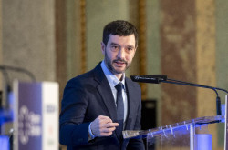 Bustinduy defiende la respuesta del Gobierno ante el `caso Koldo`, que tilda de "bochorno" inaceptable