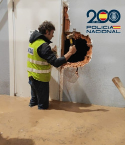 Cadenas humanas y paredes tiradas abajo: as&iacute; rescat&oacute; la Polic&iacute;a a 11 personas la noche de la DANA