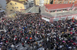 Camargo reúne a miles de personas en la precampanada de Nochevieja