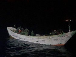 Canarias advierte de una "tragedia silenciosa" tras la llegada de 2.000 migrantes en 5 d&iacute;as, 250 de ellos menores