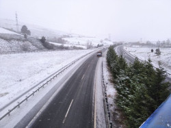 Cantabria amanece dos carreteras regionales cerradas por nieve y embolsamiento de camiones en la A-67
