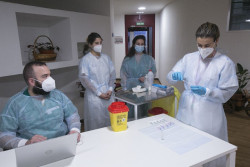 Cantabria es la comunidad con mayor tasa de enfermeros colegiados y en la que más aumentan los médicos