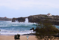  Cantabria estar&aacute; en riesgo por olas hasta el lunes al mediod&iacute;a