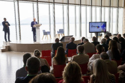 Cantabria traslada su apoyo a las empresas familiares para afrontar con garantías "el reto" del relevo generacional