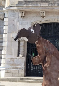 Cantabristas "saca a pasear" una rata gigante para denunciar la "suciedad" en Santander