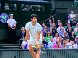 Carlos Alcaraz apabulla a Daniil Medvedev y accede a su primera final en el All England Club