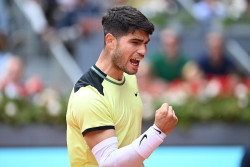 Carlos Alcaraz llega a octavos en Madrid sin despeinarse