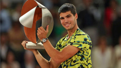 Carlos Alcaraz reina en Queen`s y recupera el n&uacute;mero uno