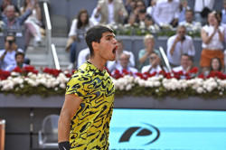 Carlos Alcaraz se impone con trabajo al alem&aacute;n Struff y reedita su t&iacute;tulo en Madrid