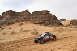 Carlos Sainz, tercero, recorta 16 segundos a Al-Attiyah en el Dakar