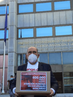 Carlos San Juan entrega las 600.000 firmas de `Soy mayor, no idiota` y pide medidas "urgentes"