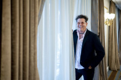 Carlos Vives celebra 30 a&ntilde;os en la m&uacute;sica y defiende a Shakira: "No solo ahora, ella siempre ha facturado"