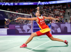 Carolina Mar&iacute;n arrolla a la irlandesa Rachael Darragh y sella su pase a octavos de final en Par&iacute;s