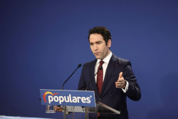 Casado sigue tirando piedras contra su tejado al tir&aacute;rselas a Ayuso