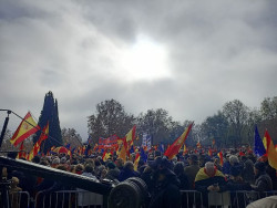 Centenares de banderas de Espa&ntilde;a inundan la protesta del PP contra S&aacute;nchez en el Templo de Debod en Madrid