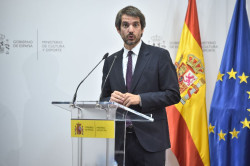 Centenares de hispanistas reclaman a Urtasun "defender la cultura" de Espa&ntilde;a "y no atacarla"