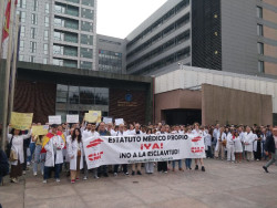 Centenares de m&eacute;dicos reivindican en Valdecilla negociar su propio estatuto