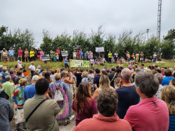 Centenares de personas se concentra en Mataleñas contra el aparcamiento de autocaravanas: "Aquí no"