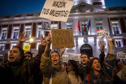 Centenares de personas se concentran en Madrid para pedir la dimisi&oacute;n de Maz&oacute;n por "dejar morir a la gente"