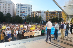 Centenares de personas se concentran en Santander en defensa de la Atención Primaria de calidad
