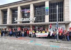 Cerca de 50 trabajadores de Renfe se concentran en Santander para denunciar la "precaria" infraestructura ferroviaria