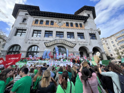  Cerca de 5.000 docentes claman su subida salarial en una "hist&oacute;rica" huelga y advierten: "No vamos a ceder"