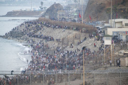 Cerca de 60.000 personas cruzaron de Marruecos a Ceuta en un d&iacute;a, seg&uacute;n las primeras estimaciones