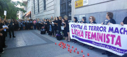 Cerca de trescientas personas marchan en el "Cortejo fúnebre" de la Comisión 8 de Marzo