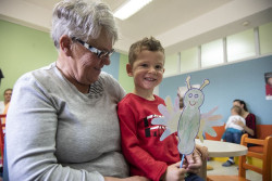 Cerca del 35% de los mayores de 65 a&ntilde;os en Espa&ntilde;a cuida a sus nietos varios d&iacute;as por semana, seg&uacute;n Aldeas Infantiles