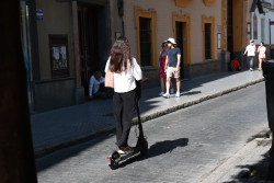 CERMI pide cancelar el servicio de empresas de patinetes de alquiler en todos los ayuntamientos con la actividad
