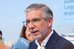 César DIAZ, a la sazón presidente de la APS presenta la exposición  Mar Adentro en Cabo  Mayor