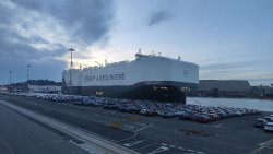 César Díaz, APS ,envía una nota de prensa para informar la llegada del buque cochero Höegh Sunlight