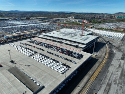 Cesar Díaz comunica a Cantabria que  la ampliación del silo vertical de automóviles del Puerto de Santander avanza
