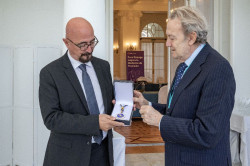 César Pascual recibe la Medalla a la Excelencia Sanitaria de la Fundación Bamberg