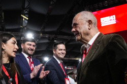 Chaves y Grillan content&iacute;simos paseando por el Congreso  con su indulto bajo el brazo