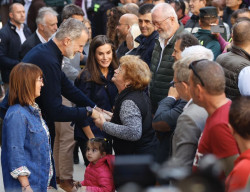 Chiva recibe a los Reyes con aplausos y una petici&oacute;n: "No os olvid&eacute;is de Valencia"