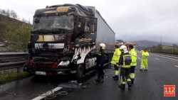 Chocan dos camiones en la A-67 a la altura de Molledo