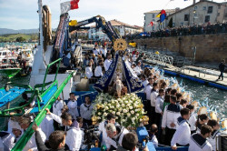 Cientos de fieles se congregan en la tradicional procesión de La Folía en San Vicente