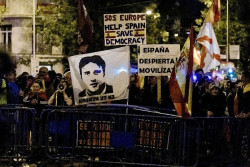 Cientos de manifestantes se vuelven a concentrar por decimos&eacute;ptimo d&iacute;a en Ferraz contra la amnist&iacute;a y S&aacute;nchez no convoca elecciones contra el sentir mayoritario del pa&iacute;s