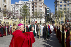  Cientos de personas siguen la procesi&oacute;n del Domingo de Ramos en Santander