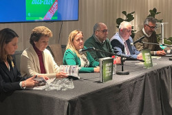 Claudio Acebo presenta el Anuario del F&uacute;tbol C&aacute;ntabro 2023-2024