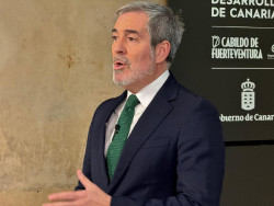 Clavijo responde a Torres que tambi&eacute;n ha sido "duro" con el PP en migraci&oacute;n pero que las competencias son del Gobierno