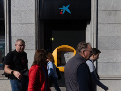 Colas en los cajeros en los supermercados y cajeros de Madrid ante el apag&oacute;n en la capital