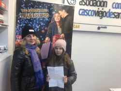 Comerciantes del Casco Viejo premian a los ganadores del Sorteo de Navidad y una niña ucraniana por su dibujo