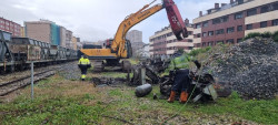 Comienza el desguace y retirada de los vagones abandonados de Renfe en Torrelavega