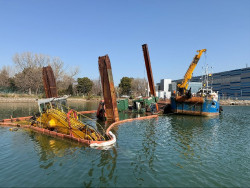 Comienza el desmantelamiento y retirada de la draga fondeada y abandonada en la r&iacute;a de Boo