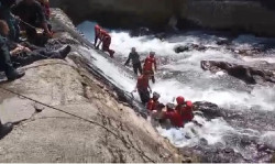  Complejo rescate de un hombre con la pierna atrapada entre rocas en el Pas tras ser succionado por un sif&oacute;n